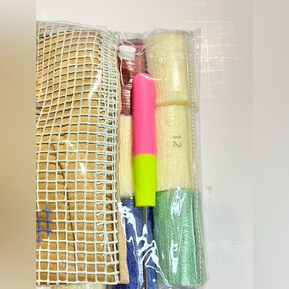 Latch Hook Kit Floral pillow NEW Yarn handmade series 43x43cm - Picture 3 of 5